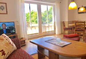 Ein Steinwurf zum Ostseestrand: Ferienwohnung Martha mit Terrasse