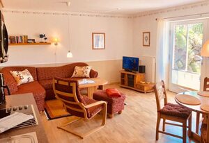 Ein Steinwurf zum Ostseestrand: Ferienwohnung Martha mit Terrasse