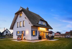 Rügenzauber &ndash; Reetdachhaus mit Sauna u. Kamin | Strandnähe | Garten