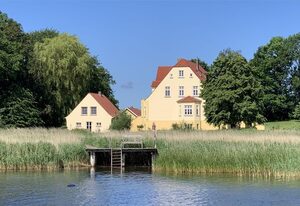 Rügen Ferienwohnung 7 am Wasser Gut Grubnow mit Balkon WLAN und Sauna
