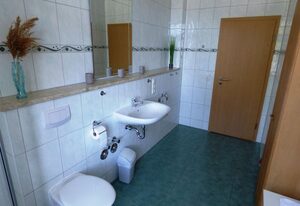 Sonnige Ferienwohnung -100qm - im 1. Obergeschoss der Villa Walhall in einem parkähnlichen Garten