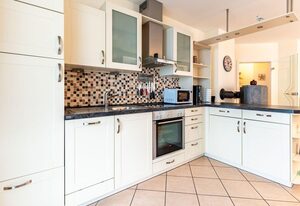 ⚓Residenz am Kurpark: FeWo 8 „Küstenzeit“ – Kamin, Aufzug & Parkplatz in Binz!, 300 m bis zum Strand