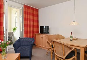 Ferienwohnung 10 in Sellin auf Rügen Villa Celia 6 Pers. WLAN und Sauna 200 m vom Strand entfernt