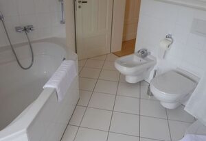 Gut Rattelvitz Galerie D, hochwertig, Sauna, Kamin, eTankstelle, Spielscheune, 15.000qm Parkland