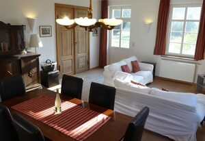 Gut Rattelvitz Parterre C, hochwertig, Sauna, Kamin, eTankstelle, Spielscheune, 15.000qm Parkland