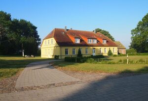Gut Rattelvitz Parterre B, hochwertig, Sauna, Kamin, eTankstelle, Spielscheune, 15.000qm Parkland