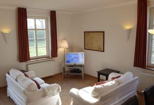 Gut Rattelvitz Parterre A, hochwertig, Sauna, Kamin, eTankstelle, Spielscheune, 15.000qm Parkland