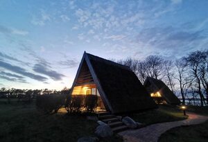 Reetdach Ferienhäuser Rügen – Haus 2 (53qm mit Schlafzimmer mit 4 Schlafplätzen, offener Wohnbereich mit Küche und Meerblick -max 4 Personen)