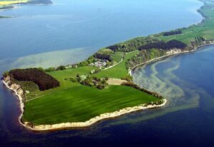 Reetdach Ferienhäuser Rügen – Haus 2 (53qm mit Schlafzimmer mit 4 Schlafplätzen, offener Wohnbereich mit Küche und Meerblick -max 4 Personen)