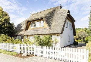 Landhaus Wildrose – Großzügige Ferienwohnung mit Terrasse und Garten im ruhigen Landhaus Wildrose