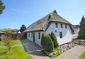 Ferienhaus Storchennest – wassernahes Haus mit Terrasse und Garten - Ferienhaus Storchennest Haus L