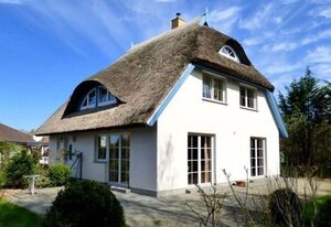 Fewo im Uhlenhuus - familiär und tierfreundlich – Ferienwohnung Uhlenhuus: Reetdachromantik mit Gartenterrasse & Carport