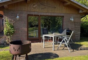 Bungalow im Garten - ruhig im Grünen mit Grill – Bungalow im Garten - Komfortables Ferienhaus mit Terrasse und Feuerschale
