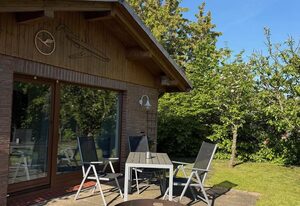 Bungalow im Garten - ruhig im Grünen mit Grill – Bungalow im Garten - Komfortables Ferienhaus mit Terrasse und Feuerschale