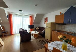 Ferienwohnung Boddenblick - Balkon und Wasserblick – Ferienwohnung Boddenblick: Ihr Rückzugsort in Breege mit Blick auf den Bodden