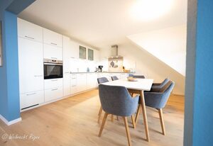 Ferienwohnung Alice mit Balkon und Meerblick – Ferienwohnung „Alice“ – Licht, Weite & Wasserblick auf die Insel Vilm