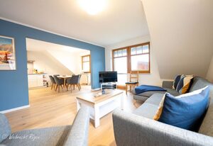 Ferienwohnung Alice mit Balkon und Meerblick – Ferienwohnung „Alice“ – Licht, Weite & Wasserblick auf die Insel Vilm