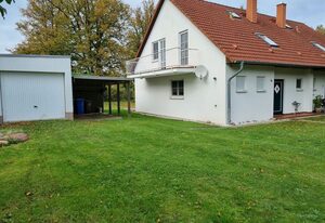 Ferienhaus zur Alleenstraße mit Garten und Carport – Das Ferienhaus an der Alleenstraße bietet Platz für 6 Erwachsene und 2 Kinder.
