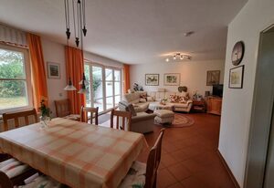 Ferienhaus zur Alleenstraße mit Garten und Carport – Das Ferienhaus an der Alleenstraße bietet Platz für 6 Erwachsene und 2 Kinder.
