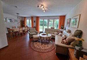 Ferienhaus zur Alleenstraße mit Garten und Carport – Das Ferienhaus an der Alleenstraße bietet Platz für 6 Erwachsene und 2 Kinder.