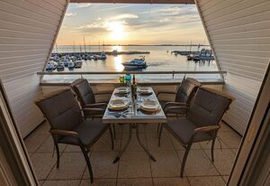 Fewo "An de Waterkant" - Leuchtturmblick, Balkon – An de Waterkant: Exklusive Wohnung mit Blick auf den Wieker Bodden und Hiddensee