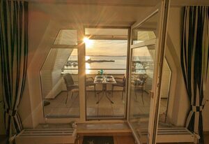 Fewo "An de Waterkant" - Leuchtturmblick, Balkon – An de Waterkant: Exklusive Wohnung mit Blick auf den Wieker Bodden und Hiddensee
