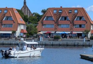 Fewo "An de Waterkant" - Leuchtturmblick, Balkon – An de Waterkant: Exklusive Wohnung mit Blick auf den Wieker Bodden und Hiddensee