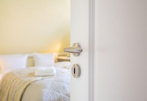 Ferienhäuser unter Reet in Lohme – SVANTEVIT | Reet-Doppelhaushälfte