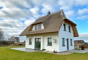 Ferienhaus "Distelfink" in Dranske / Lancken – Reetdach-Haus mit Boddenblick, Sauna und Kamin in Dranske
