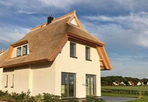 Ferienhaus "Distelfink" in Dranske / Lancken – Reetdach-Haus mit Boddenblick, Sauna und Kamin in Dranske