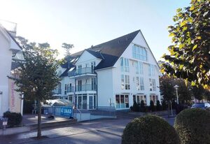 Fewo Meeresleuchten - Strandkorb auf Balkon, TG – Ferienwohnung Meeresleuchten – Strandnah, hell, mit Fahrstuhl & WLAN