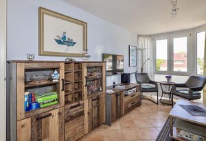 Fewo Meeresleuchten - Strandkorb auf Balkon, TG – Ferienwohnung Meeresleuchten – Strandnah, hell, mit Fahrstuhl & WLAN