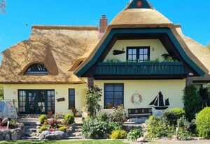 Wohnung 2 im Zeesboothaus - Terrasse, Wasserblick – Ferienwohnung 2 im Zeesboothaus – Reetdachidylle auf Mönchgut