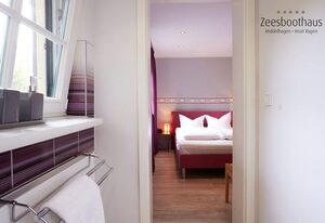 Wohnung 2 im Zeesboothaus - Terrasse, Wasserblick – Ferienwohnung 2 im Zeesboothaus – Reetdachidylle auf Mönchgut