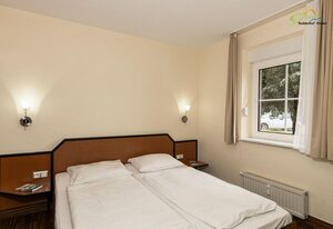 Boddenhof Apartment 44 - Terrasse, Hund willkommen – Boddenhof Stedar Ferienwohnung 44 – Familienfreundlich, mit Terrasse und WLAN