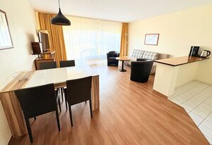 Boddenhof Apartment 44 - Terrasse, Hund willkommen – Boddenhof Stedar Ferienwohnung 44 – Familienfreundlich, mit Terrasse und WLAN