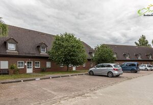 Boddenhof Apartment 52 - Balkon, hundefreundlich – Ferienwohnung 52 – Idyllisches Apartment für 5 mit zwei Schlafbereichen & WLAN