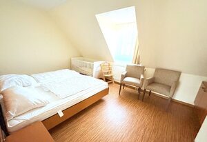 Boddenhof Apartment 52 - Balkon, hundefreundlich – Ferienwohnung 52 – Idyllisches Apartment für 5 mit zwei Schlafbereichen & WLAN