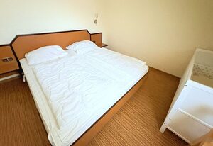 Boddenhof Apartment 52 - Balkon, hundefreundlich – Ferienwohnung 52 – Idyllisches Apartment für 5 mit zwei Schlafbereichen & WLAN