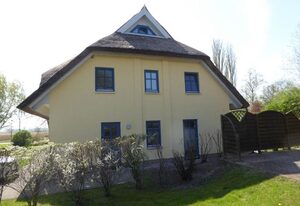 Reetdachhaus Holunder 3 in der Puddeminer Wiek – Ferienhaus Holunder 3 – Ruhe, Sonne und Familienglück unter Reet