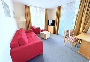 Fewo 2 im Haus Hühnergott - top Lage, mit Aufzug – Ferienwohnung 2 Sellin – zentral, strandnah & mit Balkon und Stadtblick