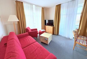 Fewo 2 im Haus Hühnergott - top Lage, mit Aufzug – Ferienwohnung 2 Sellin – zentral, strandnah & mit Balkon und Stadtblick