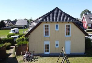 Fewo Seelenfrieden 1 - Garten ist dabei, Hund – Sonnige Ferienwohnung mit Südterrasse und zwei Schlafzimmern in Alt Reddevitz