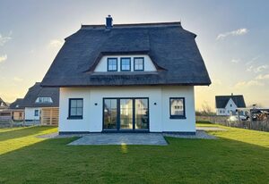 Reethaus "MeerZeit" mit Kamin, Sauna und 3 Schlafzimmern – Ferienhaus Meerzeit mit Sauna und Kamin in Dranske