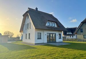 Reethaus "MeerZeit" mit Kamin, Sauna und 3 Schlafzimmern – Ferienhaus Meerzeit mit Sauna und Kamin in Dranske