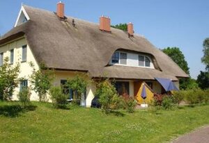 Reetdachhaus Malve 2 – Ferienhaus Malve 2 – Familienglück unter Reet mit Platz für Zwei- und Vierbeiner