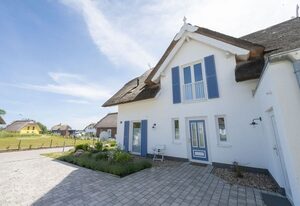 Ferienhaus Amrai auf der Insel Rügen – Ferienhaus Amrai – Reetgedeckter Urlaubstraum im Hafendorf Puddemin