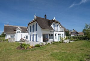 Ferienhaus Amrai auf der Insel Rügen – Ferienhaus Amrai – Reetgedeckter Urlaubstraum im Hafendorf Puddemin