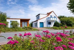 Ferienwohnung Ostrea Breege - mit Garten und Grill – Moderne Ferienwohnung mit Terrasse nahe Strand & Hafen in Juliusruh