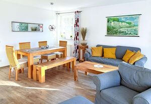 Strandresidenz Juliusruh Fewo 10 - Balkon, 2 SZ – Familienfreundliche 3-Zimmer-Ferienwohnung mit Balkon nahe Strand Schaabe